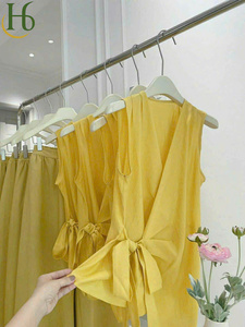 Conjunto de Top Amarillo Sólido sin Mangas con Lazo Cruzado y Pantalones de Pierna Ancha, Mezcla de Algodón y Lino de Vietnam, Transpirable, Cuello en V, Fabricación OEM - Product Image 4