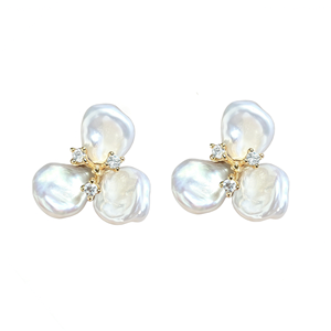 Barocke Blütenblatt-Perlenohrringe Unregelmäßige Süßwasserperle, 14K Goldfilled Blumenohrringe, Eleganter Natürlicher Perlenschmuck - Product Image 1