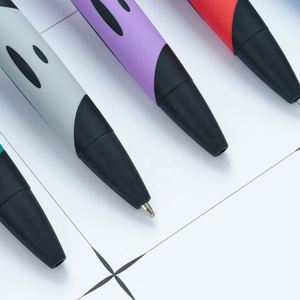 Juego de Bolígrafos Personalizados con Logotipo, Negros, con Diseño Deportivo, Cubierta de Goma Suave al Tacto, Bolígrafos de Escritura de 1.0 mm, Regalos Promocionales de Plástico - Product Image 3