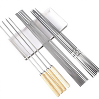 Nouveaux grands brochettes plates en acier inoxydable pour barbecue au charbon de bois avec manche en bois pour mouton et cuisse d'agneau, pour camping en extérieur, emballées dans un sac
