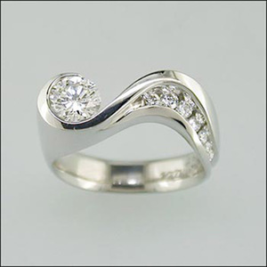 Anello con Accento in Cristallo a Forma d'Onda per Donne, Tono Argento, Accessorio Minimalista alla Moda per Uso Quotidiano e Feste - Product Image 2