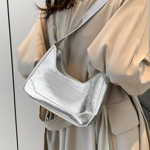 Bolsa de axila con brillo metálico con decoración de cadena, de moda y llamativa - Product Image 6