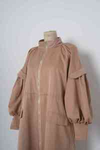 YXC023 Modischer, muslimisch fokussierter, beige, langer Reiß verschluss mantel mit Puff ärmeln und Seiten taschen, passend zum Karamell-Hijab - Product Image 4