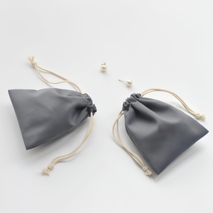 Bolsas de Algodón Gris Oscuro con Cordón - Embalaje Reciclable para Regalos y Almacenamiento con Logotipo Personalizado para Relojes - Product Image 2
