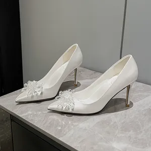 Scarpe da Sposa Bianche di Alta Qualità per <span class=keywords><strong>Donna</strong></span>, Stiletti Casual con Cristalli, Punta Affusolata in Raso di Seta per Matrimoni <span class=keywords><strong>e</strong></span> Feste - Product Image 3