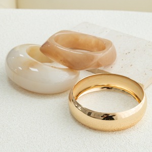 Bracelet <span class=keywords><strong>asymétrique</strong></span> large <span class=keywords><strong>carré</strong></span> tendance, bracelet statement en résine translucide marbrée dégradée surdimensionné pour femme, vente en gros - Product Image 1