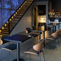 Tables et chaises de bar noires de style rétro, mobilier de restaurant qui rehausse l'ambiance ; disponibles en couleurs personnalisables.