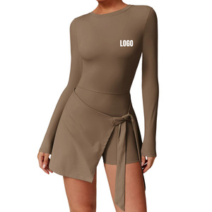 Ensemble de <span class=keywords><strong>tenue</strong></span> de <span class=keywords><strong>sport</strong></span> 2-en-1 pour <span class=keywords><strong>femme</strong></span> : jupe de tennis unie sans dos et combinaison de <span class=keywords><strong>sport</strong></span> à manches longues avec short intégré - Product Image 5