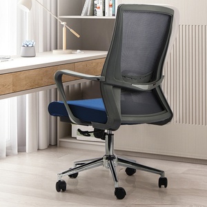 Chaise de bureau exécutive réglable en maille avec tissu ergonomique et confortable et pieds pivotants en métal chromé pour le bureau à domicile - Product Image 4