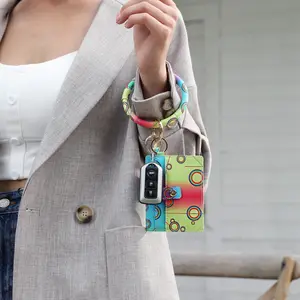 Nuevo diseño PU colores patrón Paquete de tarjeta de llave de aleación de anillo de círculo pulsera de cuero brazalete de cadena para las mujeres