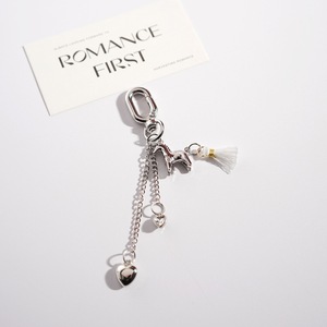 Porte-clés couronne argentée et <span class=keywords><strong>chaussure</strong></span> à talons hauts le plus vendu - Accessoire élégant à franges pour sacs et colliers - Product Image 2