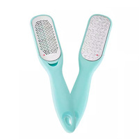 Râpe à pieds double face en acier inoxydable, éliminateur de callosités et peaux mortes, outil de pédicure pour le soin des pieds, manche en plastique
