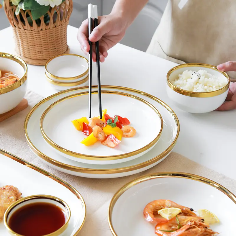 İskandinav tarzı işık lüks porselen porselen beyaz çanak seramik plakalar altın jant yemek takımı çanak seramik kase ve çanak kaşık