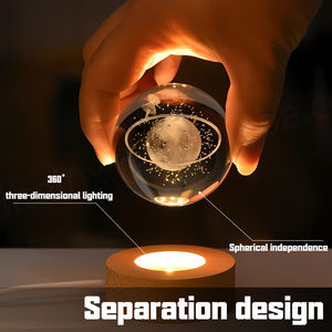 โคมไฟคริสตัลลูกบอลแกะสลักลายดาวเสาร์และดวงจันทร์ 3 มิติ ขนาด 60 มม. 80 มม. พร้อมไฟ LED ฐานไม้ ตกแต่งเรืองแสง - Product Image 4