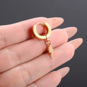 1 Paire de Boucles d'Oreilles Clous Punk en Acier Inoxydable avec Pendentif Éclair, Ensemble de Boucles d'Oreilles Noires, Bijoux d'Oreille Hip Hop pour Hommes et Femmes - Product Image 4