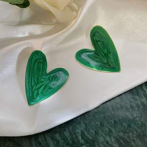 夸张爱情优雅复古韩式心形花朵耳钉秋冬深绿色系列时尚耳朵 - Product Image 5
