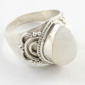Bague cocktail style bohème en argent 925 avec pierre de lune naturelle en forme de goutte sertie clos, bijoux unisexe - Product Image 1