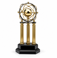 Trophée en métal Nimbus Ailes d'or soulevant un globe en cage au-dessus d'un mât argenté, médaille personnalisée écologique imprimée UV, cadeau de récompense