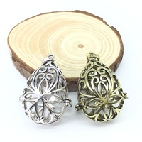 Boîte en métal creuse en forme de goutte d'eau avec chaîne, pendentif portable pour rangement de dés, accessoire de bijouterie DIY en cuivre moulé vintage