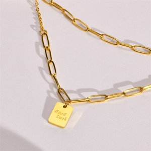 Nuevo Collar de Moda Chapado en Oro PVD de 18k con Amuleto de Buena Suerte Cuadrado - Product Image 2