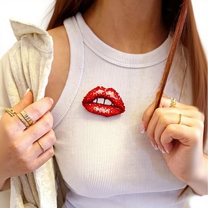 งานปักลายริมฝีปากสีแดงทำมือ สำหรับตกแต่งเสื้อผ้า - Product Image 1