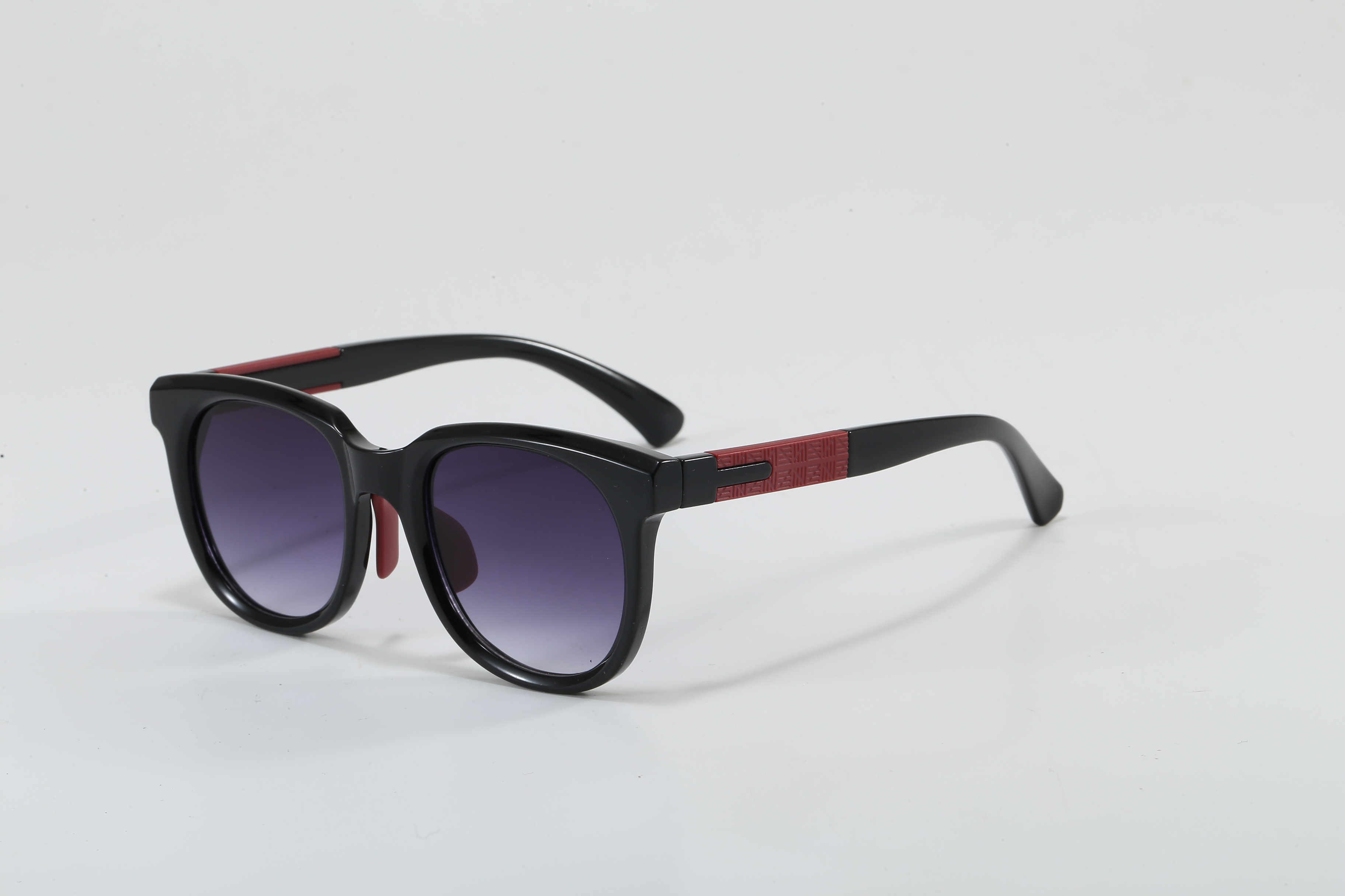 Cadre noir rouge, pièce gris-violet.