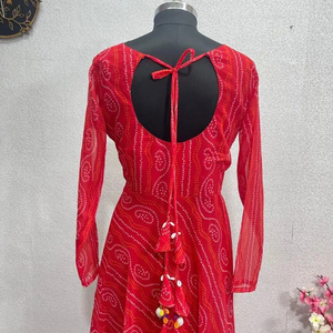 Nuevo Conjunto de Fiesta con Vestido Anarkali, Dupatta y Pantalón, Seda Tabby Pesada con Estampado Digital, con Borlas y Mangas Abullonadas - Product Image 2