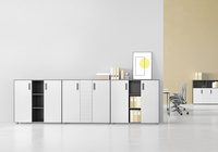 Armoire de classement modulaire blanche basse pour bureau avec portes verrouillables et compartiments de rangement ouverts pour espace de travail commercial