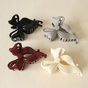 Vente en gros de pinces à cheveux à nœud papillon, grandes pinces à cheveux en plastique mat élégantes pour femmes - Product Image 4