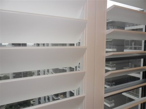 Phong cách mộc mạc kem trắng GỖ TRỒNG cửa chớp cho nhà bếp thiết kế hiện đại với mô hình mở ngang - Product Image 5