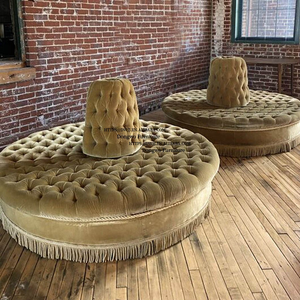 طقم أريكة دائري فاخر من المخمل الذهبي بتصميم عتيق، مزين بالشراشيب والأزرار، مثالي للحفلات والأعراس - Product Image 2