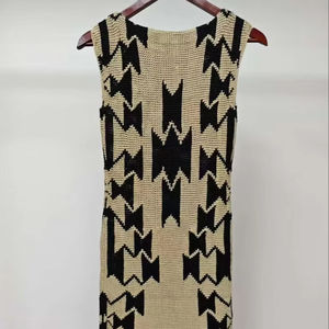 Cami monochrome élégant en laine/cachemire avec des motifs de chevrons audacieux et un design sans manches pour un look décontracté - Product Image 1