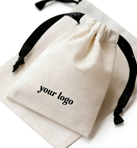 Pochette en toile de coton beige de taille moyenne avec cordon de serrage, personnalisable avec logo, pour emballage cadeau et bijoux - Product Image 1