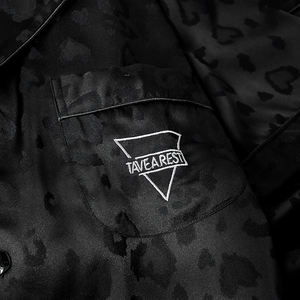 Pyjamas pour dames <span class=keywords><strong>en</strong></span> soie glacée à motif léopard <span class=keywords><strong>Pantalon</strong></span> d'été à manches courtes Vêtements de maison Cadeau de luxe pour les meilleurs amis - Product Image 4