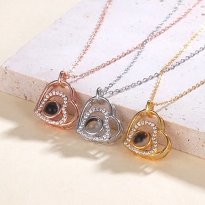 Collar con Proyección <span class=keywords><strong>de</strong></span> <span class=keywords><strong>Corazón</strong></span> <span class=keywords><strong>de</strong></span> Perla Creada en Laboratorio, Chapado en Oro <span class=keywords><strong>de</strong></span> 18K sobre Cobre |   Foto con Diseño <span class=keywords><strong>de</strong></span> Doble <span class=keywords><strong>Corazón</strong></span> |   Regalo Romántico para Niños - Product Image 2
