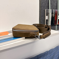 Sac à bandoulière mini unisexe en daim de luxe avec logo personnalisé, sac à bandoulière décontracté en daim souple et durable pour les voyages quotidiens