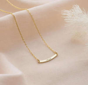 שרשרת מפלדת אל-חלד עמידה בפני כתמים, עם תליון מותאם אישית בצורת מוט מעוקל, עם אפשרות לחריטה של מילים, שם, קואורדינטות ותאריך. - Product Image 6