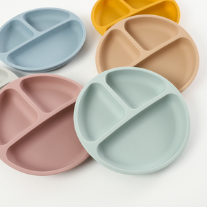 Assiette à ventouse en silicone souple pour bébé, assiette divisée pour tout-petits avec 4 petites ventouses pour l'alimentation des enfants - Product Image 3