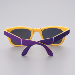 Venta al por mayor de gafas de sol portátiles compactos de dos tonos púrpura amarillo Unisex logotipo personalizado de bolsillo plegable protector Rojo/azul promocional - Product Image 4