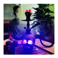 Chicha en résine en forme de crâne avec fumée qui sort de la bouche, design unique pour table