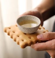 Ensemble de sous-verres à biscuits en bois 4 pièces 2 hêtre et 2 noyer noir coussin isolant à café en forme de biscuit mignon