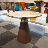 Table d'appoint contemporaine de luxe en métal et aspect bois Accessoire décoratif pour la maison pour les meubles de tables basses d'angle de salon