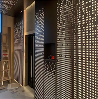 Plafond insonorisant moderne en panneau d'aluminium de 3 mm ignifuge et résistant à l'humidité avec un design à trous ronds pour l'extérieur, la chambre à coucher, l'appartement