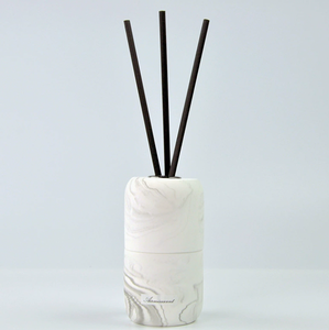 Diffuseur à roseaux en marbre 75 ml, artisanal, personnalisable, design moderne et épuré, <span class=keywords><strong>pour</strong></span> décoration intérieure de chambre et cadeau de mariage - Product Image 1