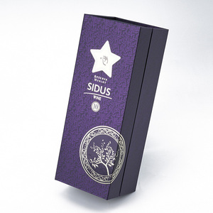 Caja Magnética Rígida Morada de Lujo con Logotipo Personalizado en Lámina Dorada e Inserto de Cartulina Blanca Impresa para Empaque de Botellas de Vino o Vidrio - Product Image 1