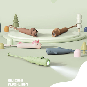 Vui Vẻ Động Vật Thiết Kế USB-C Có Thể Sạc Lại Trẻ Em Đèn Pin Cá Sấu Chó Unicorn Sư Tử Cá Mập Silicone LED Đèn Pin Cho Trẻ Em - Product Image 2