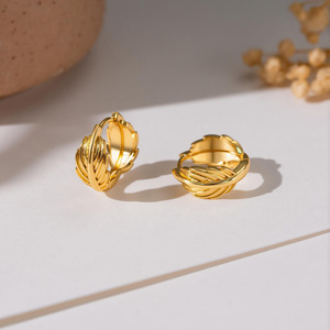 Pendientes de aro con plumas, chapados en oro de 14k, diseño minimalista para mujer - Product Image 3