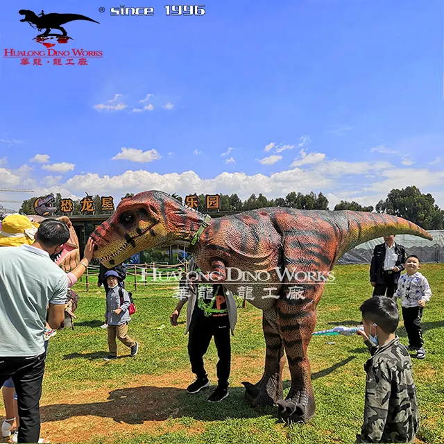 Pertunjukan panggung kostum dinosaurus T Rex realistis
