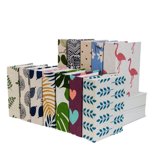 Este exquisito álbum de fotos de 100 páginas, adornado con cubiertas de tela impresa y con una medida de 6 pulgadas, es un regalo ideal para las fiestas. - Product Image 2