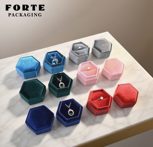 Boîte à bagues hexagonale en velours rose personnalisée FORTE avec logo, présentoir à bijoux en daim de luxe - Product Image 1